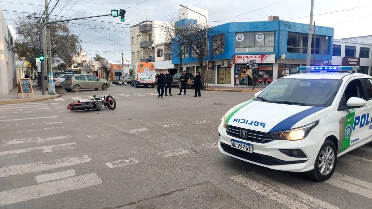 Choque frontal entre dos motos en el centro de Viedma dejó dos heridos