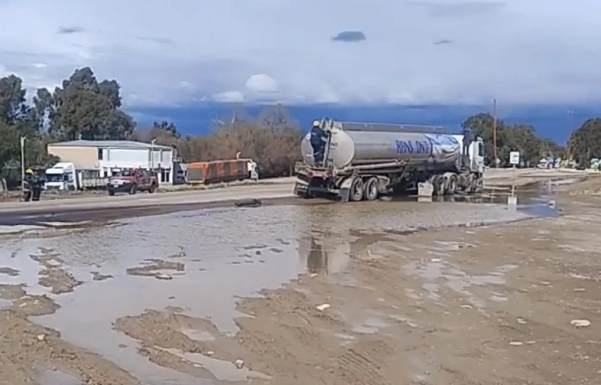 Choque entre camión jaula y cisterna cerca de Sierra Grande derramó 14.000 litros de combustible