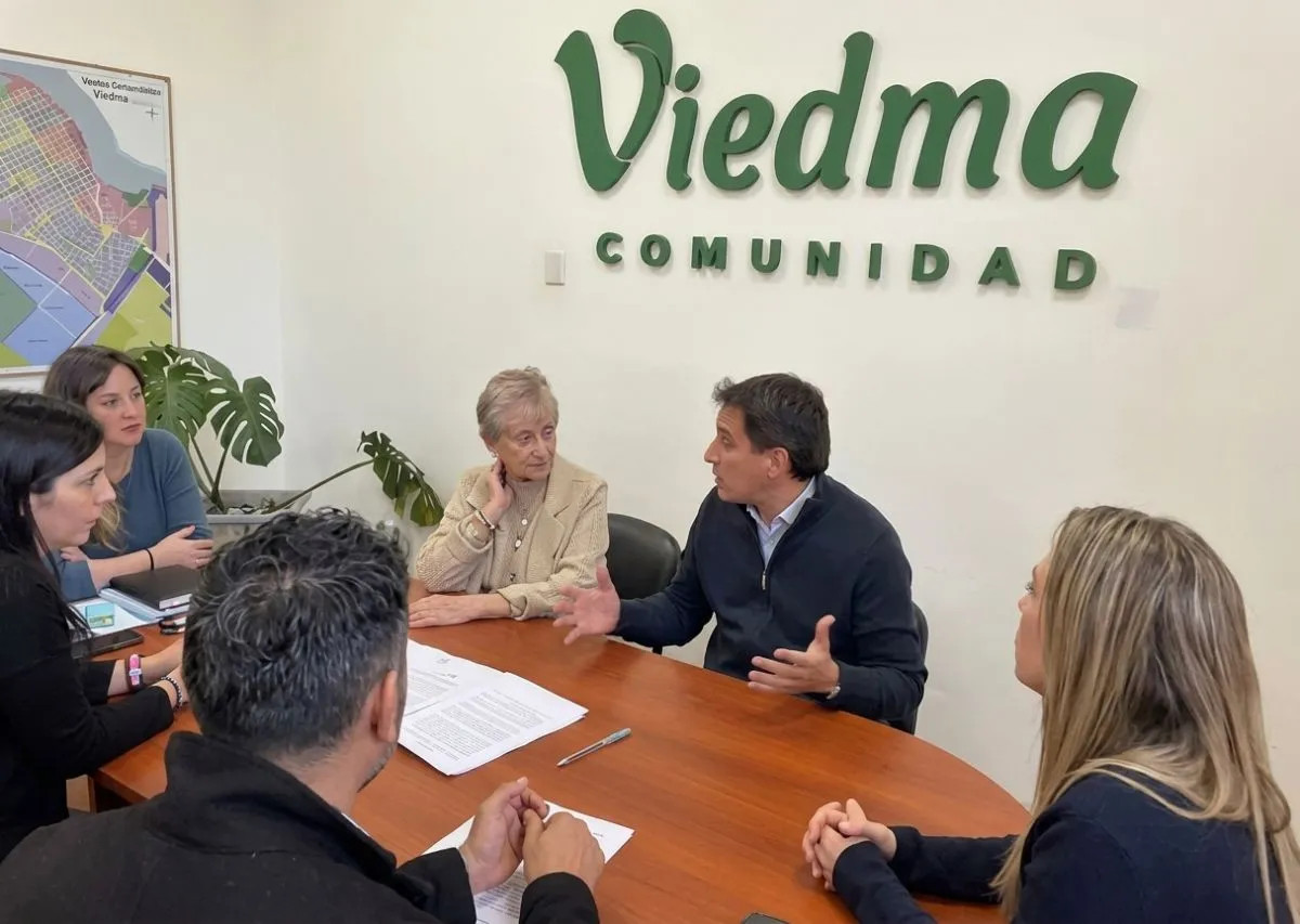 Viedma firma un convenio con Apasa para asistir a empleados municipales con consumos problemáticos