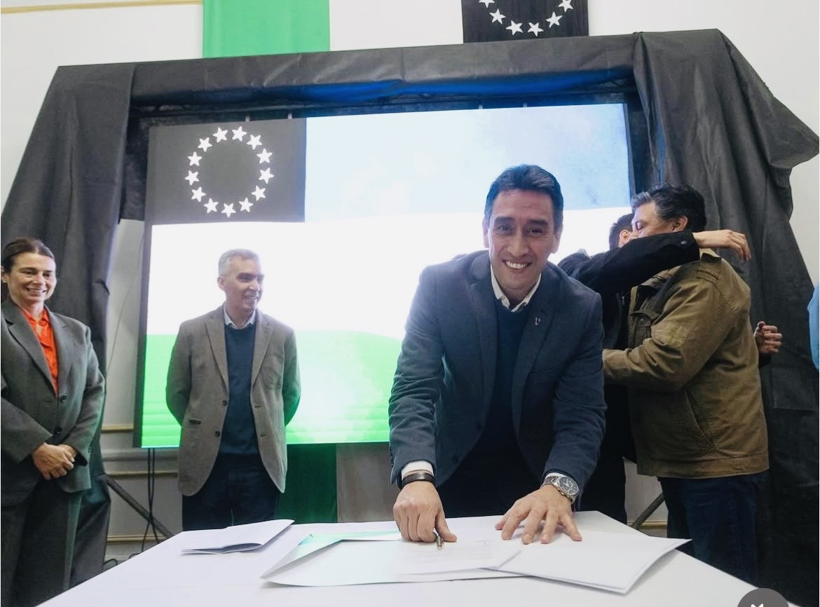 Serra impulsa la reelección de Castro en medio de la polémica por los baños modulares