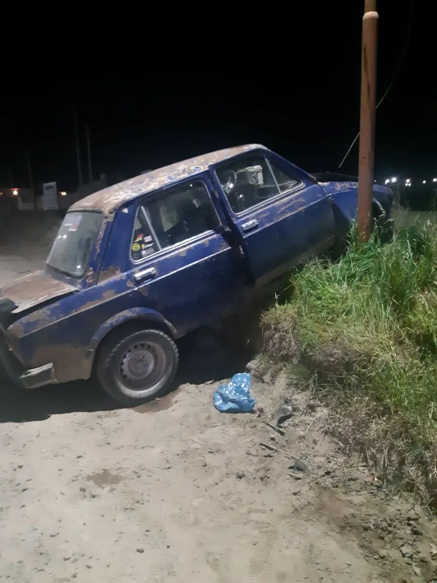 Villalonga: un auto sin frenos chocó contra un poste y dejó tres heridos leves
