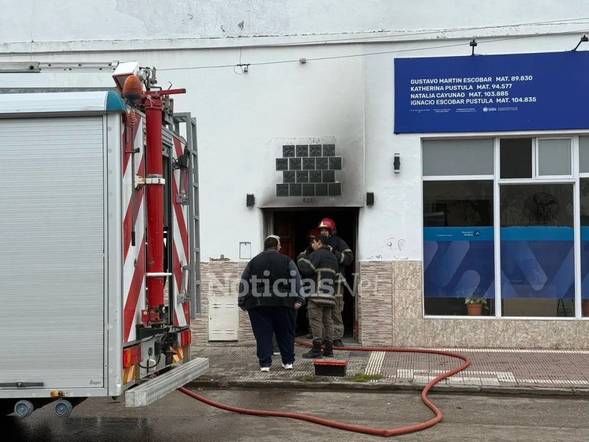 Incendio en una casa del centro de Viedma: rescataron a dos bebas y una joven inhaló humo