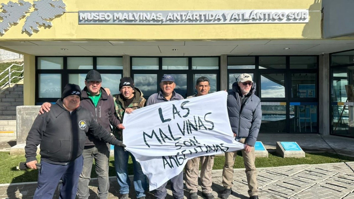 El Museo Malvinas de Bariloche suma la réplica de la bandera del Mundial