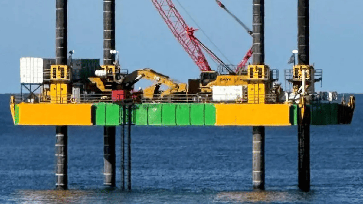 Instalaron una plataforma offshore para las obras de VMOS frente a Punta Colorada