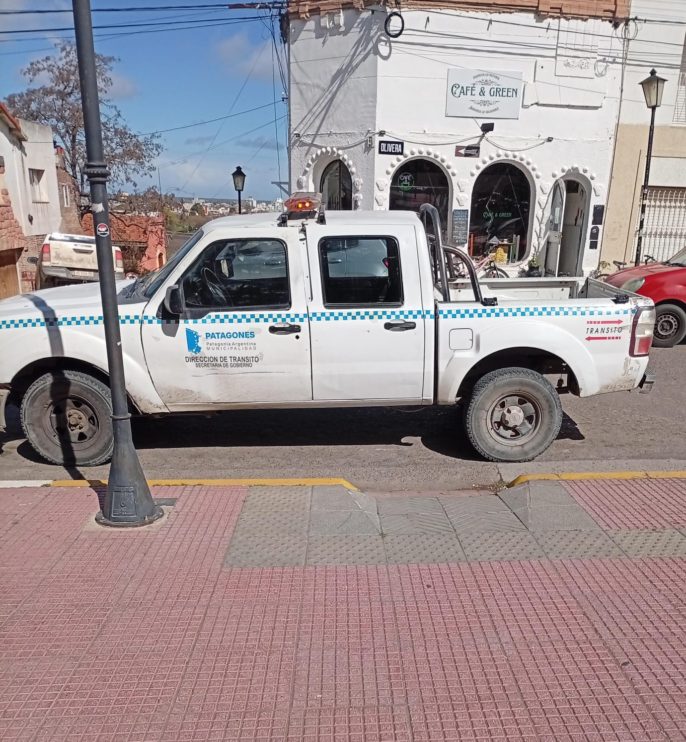 Estacionar sobre la rampa: el beneficio de ser el que reparte las multas
