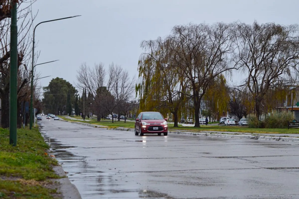Suben las temperaturas en Viedma pero vuelven las lluvias y el viento fuerte