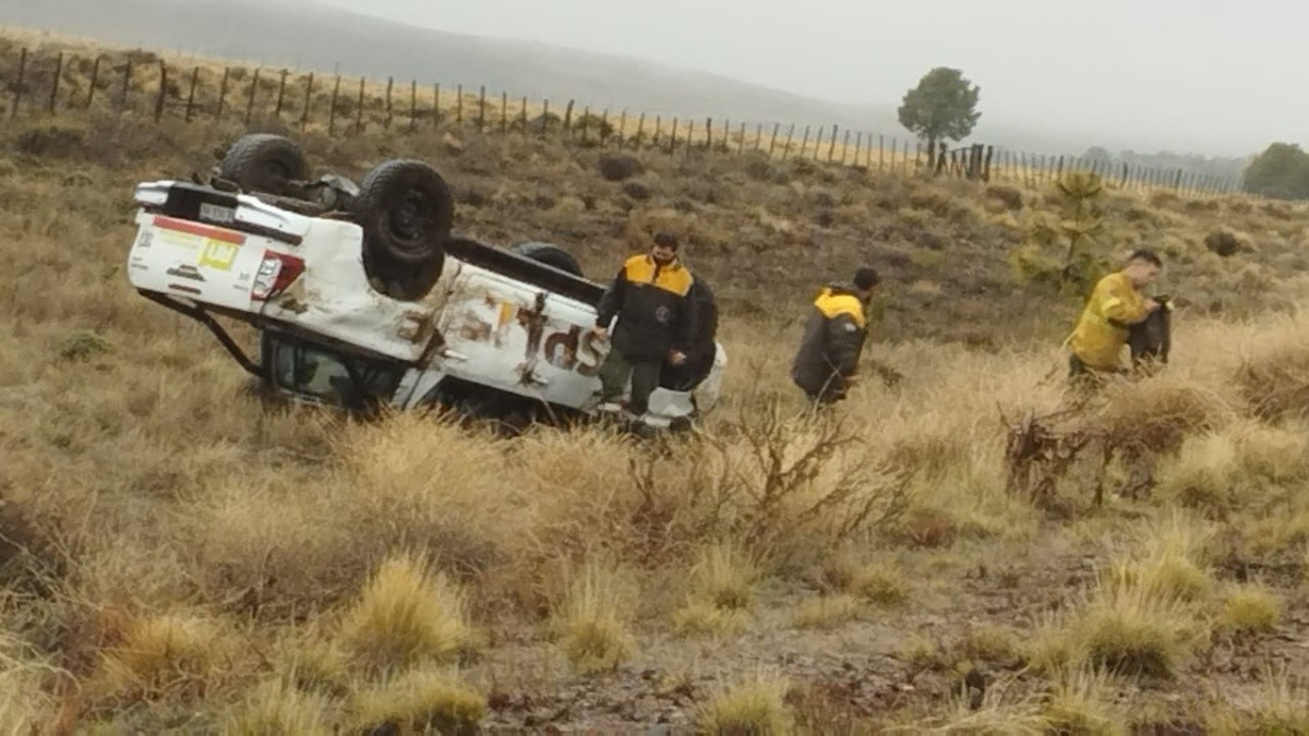 Volcó una camioneta del SPLIF Bariloche en la Ruta 23, brigadistas fuera de peligro
