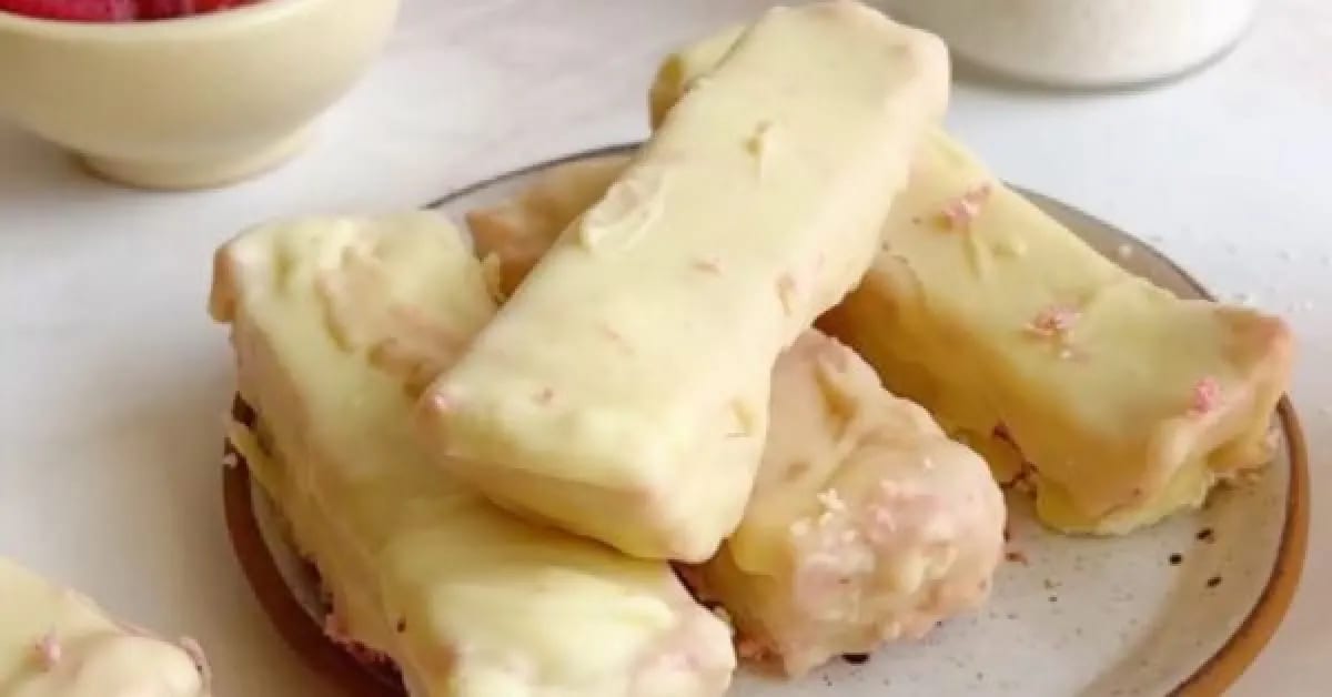 Receta fácil: barritas de coco, yogur y frutilla bañadas en chocolate blanco