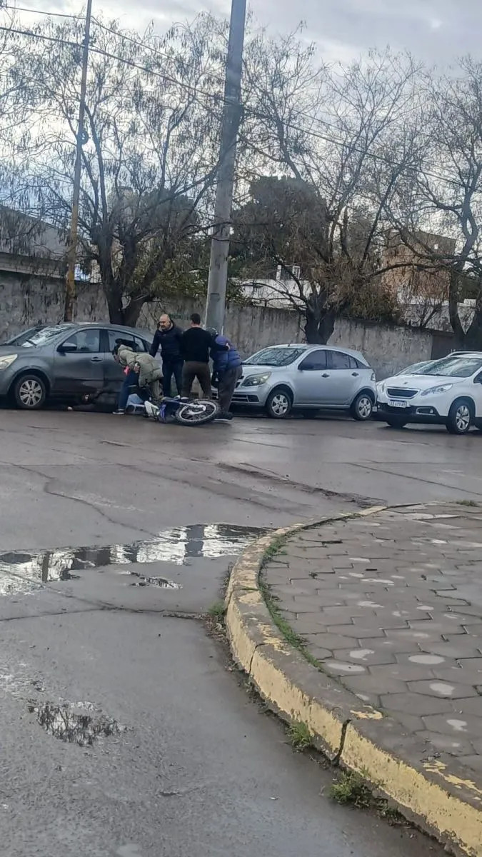 Choque entre un auto y una moto en el centro de Viedma dejó dos heridos