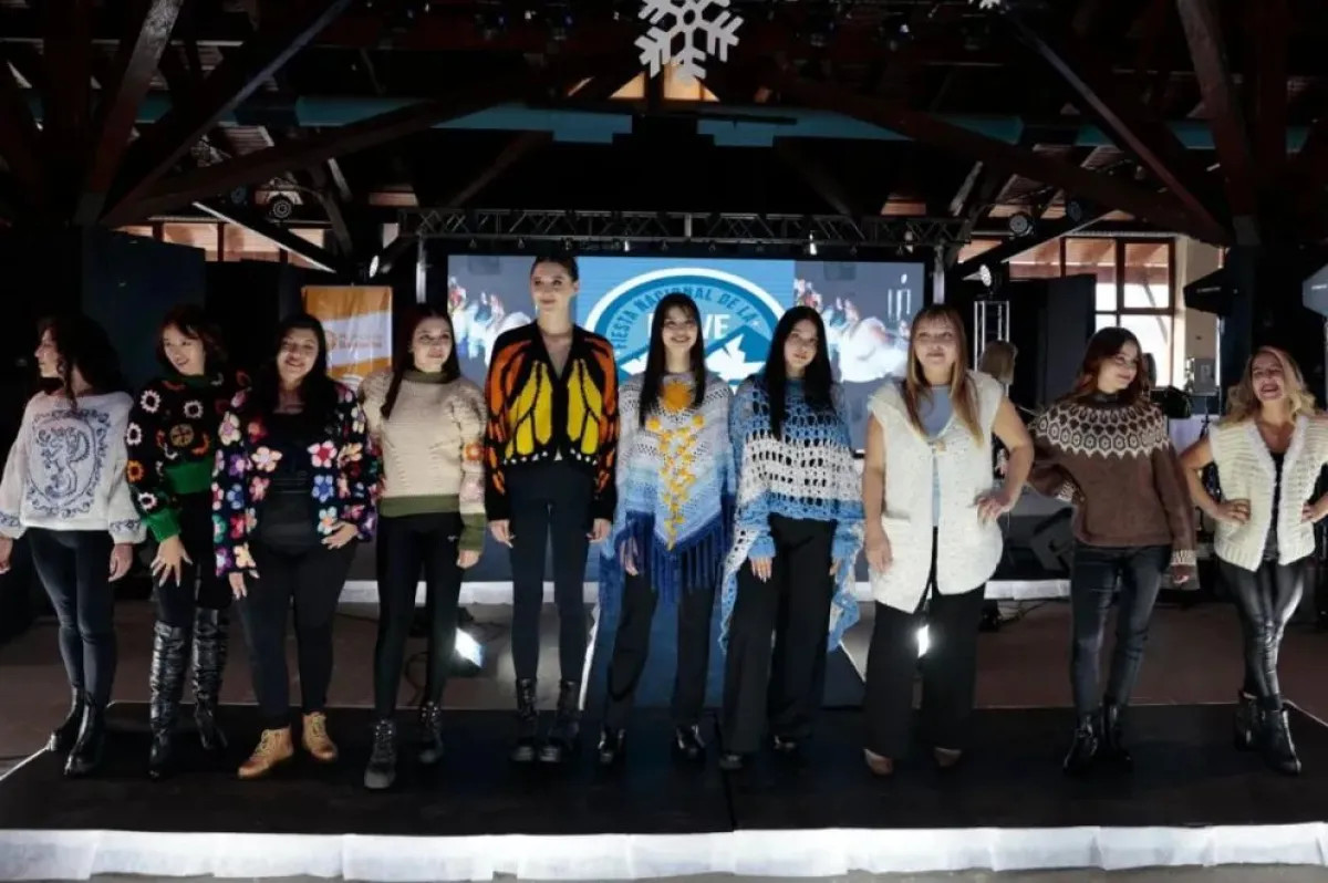 Concurso del Pulóver: 23 tejedoras patagónicas expusieron sus creaciones en la Fiesta de la Nieve