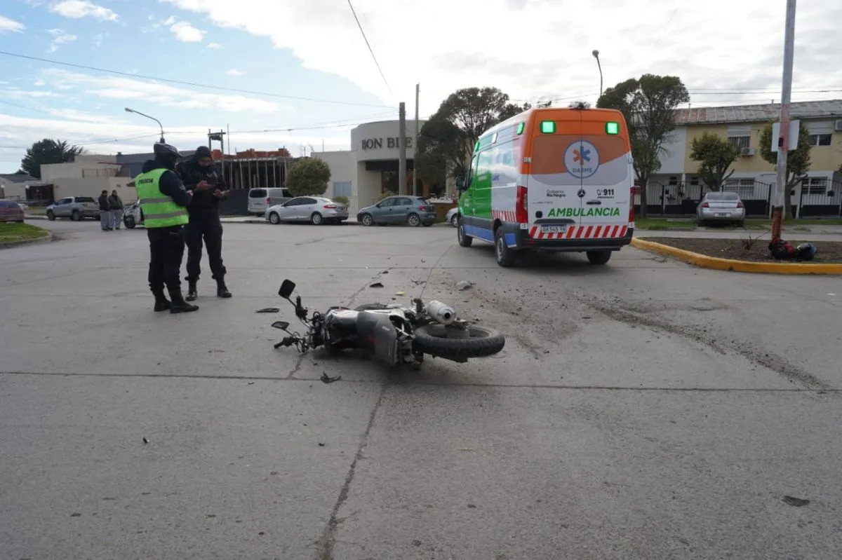 Choque en Rawson y Rivadavia: un motociclista impactó contra un parabrisas en Viedma