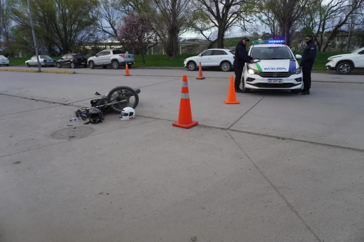 Choque entre un auto y una moto en la Costanera de Viedma dejó dos heridos