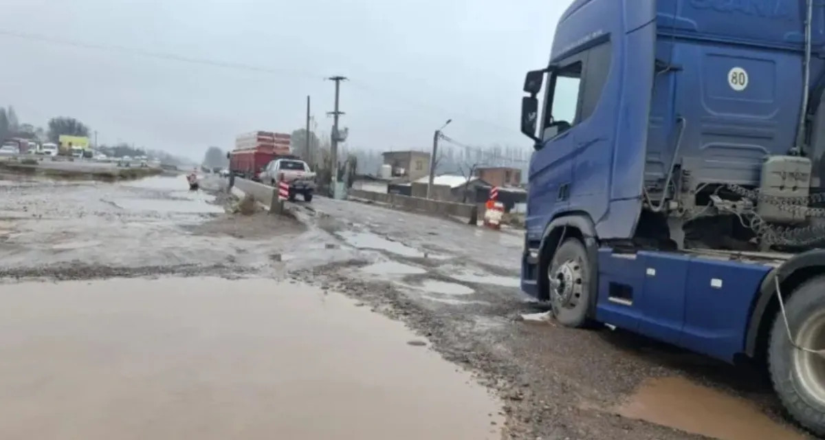 Baches y lagunas complican el tránsito en las rutas 22 y 151 en Cipolletti