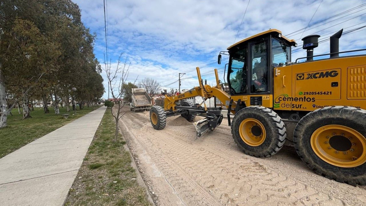 El Municipio reparó calles en varios barrios de Viedma en medio de fuertes críticas vecinales
