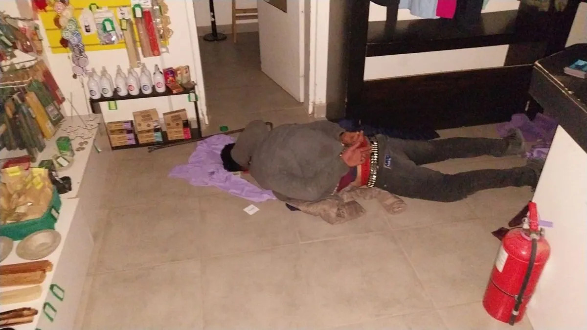 Las Grutas: sorprendieron a un hombre robando un comercio con una barreta y quedó detenido