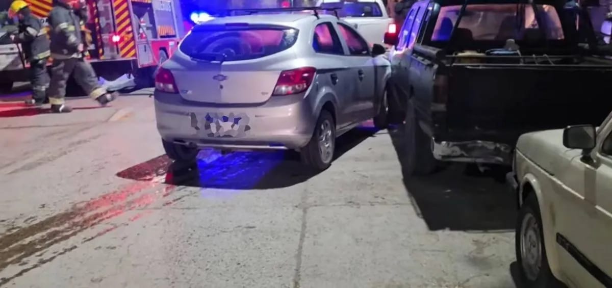 Patagones: un auto chocó contra dos vehículos estacionados en calle Perón