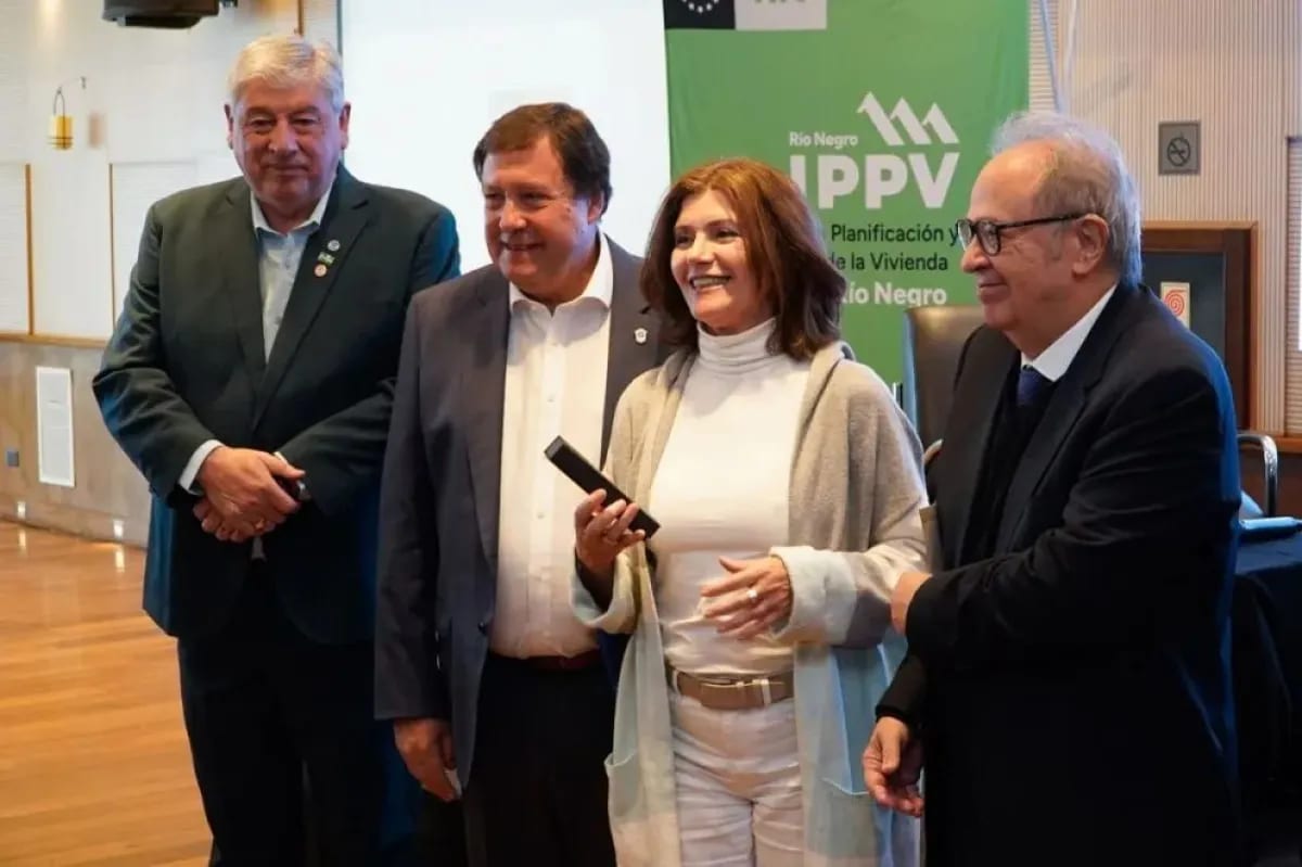 Pierri viajó a Bariloche para entregar escrituras a 32 años de su ley