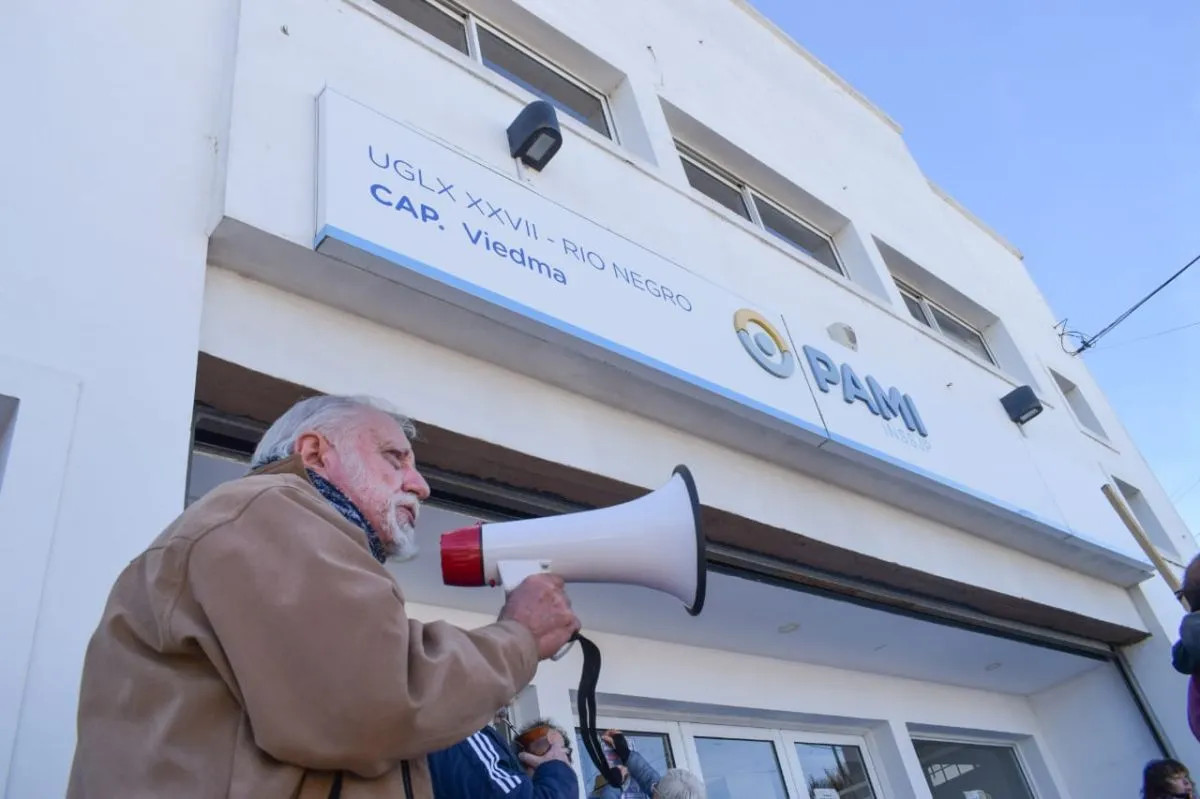 Jubilados marcharon en Viedma por PAMI y por cortes de gas de Camuzzi