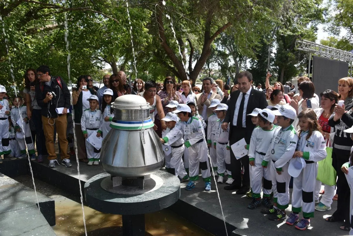 Dos cápsulas del tiempo cuentan la historia de Viedma: una perdida en 1953, otra con fecha de apertura en 2066