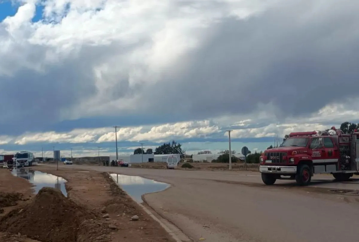 Choque de camiones en Sierra Grande derramó miles de litros de combustible