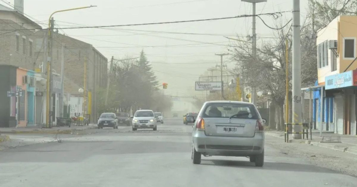 Viento fuerte y lluvias aisladas en Viedma: ráfagas de hasta 50 km/h