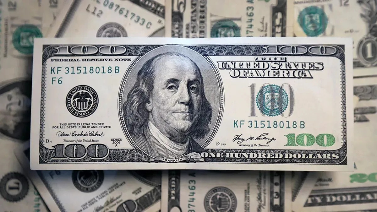 El Gobierno busca frenar el dólar con un techo de $1500 y menos compras de divisas
