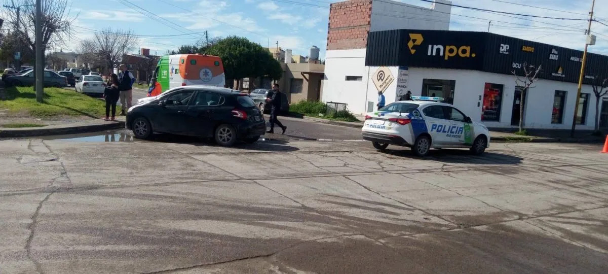 Choque entre dos autos en Zatti y 7 de Marzo movilizó a la policía y al Siarme