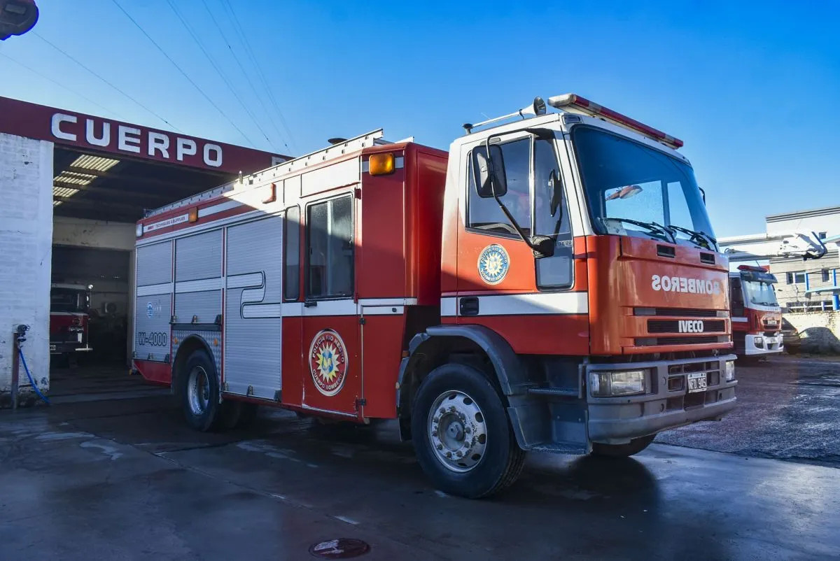 Investigan un incendio intencional de un auto en el barrio 1.016 Viviendas