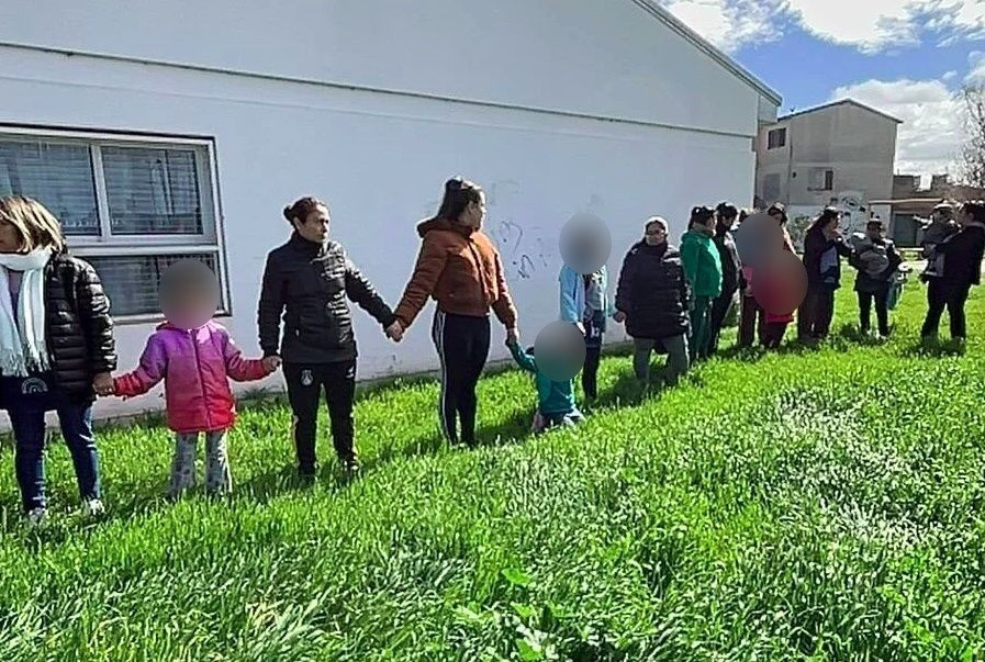 Un abrazo al Globito Azul: reclaman por la continuidad de una trabajadora social desplazada sin explicación