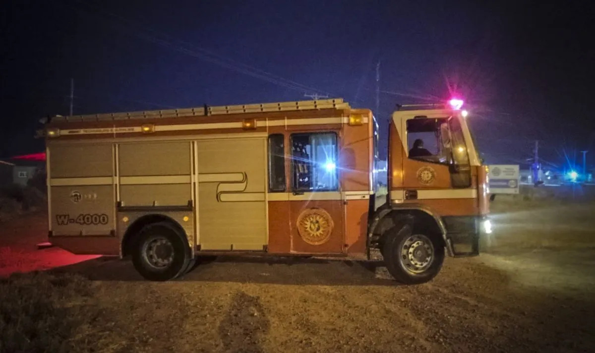 Incendian una casilla en el barrio Esperanza de Viedma y bomberos deben retirarse por disturbios