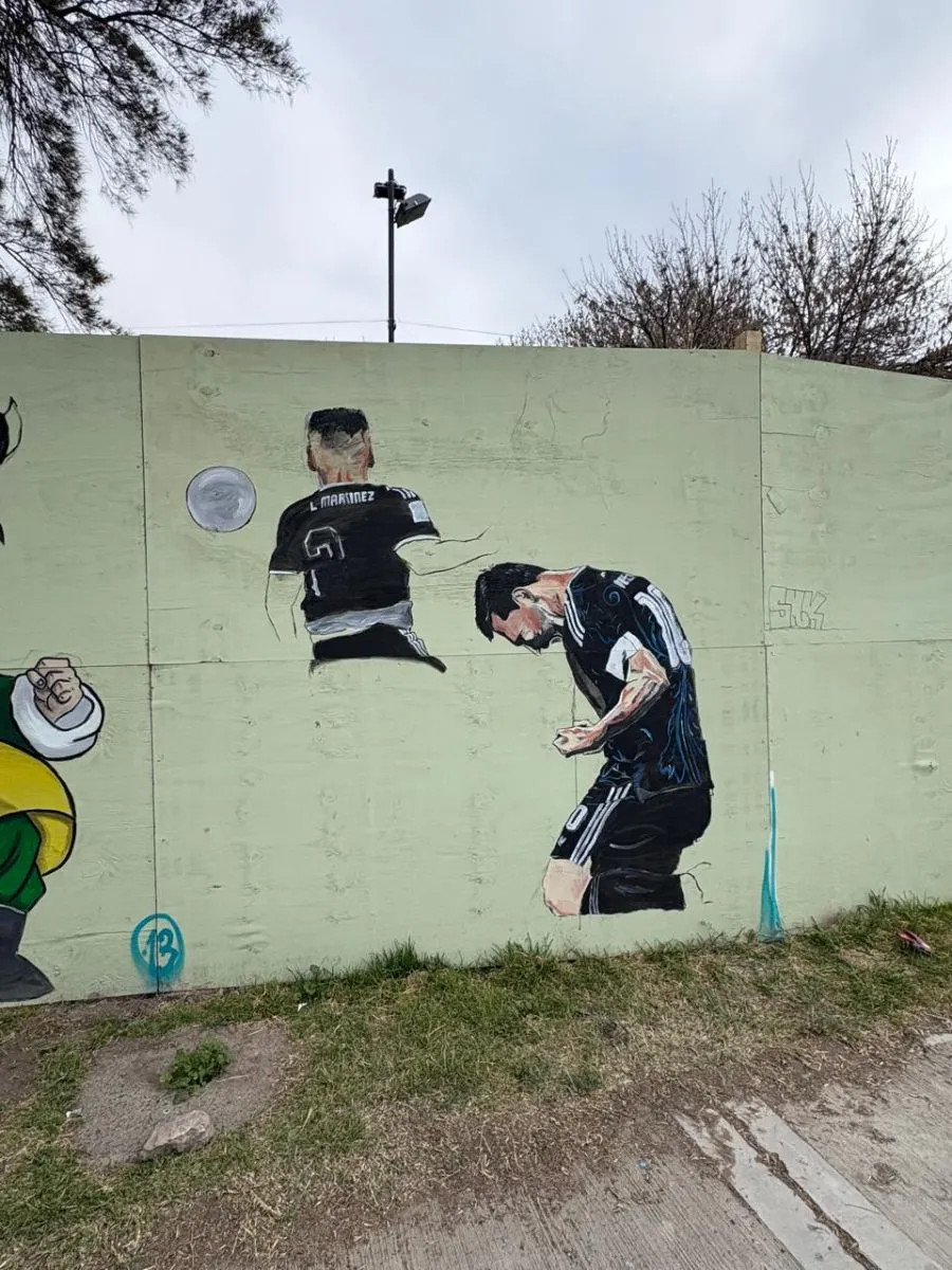 Un mural de Messi aparece en el cerco del Centro Cultural de Viedma