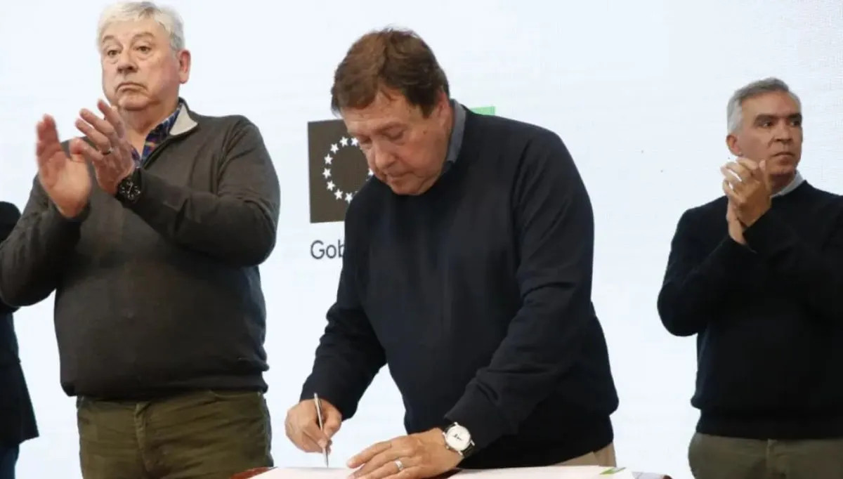 Firmaron el contrato para repavimentar la Ruta 80, acceso al aeropuerto de Bariloche