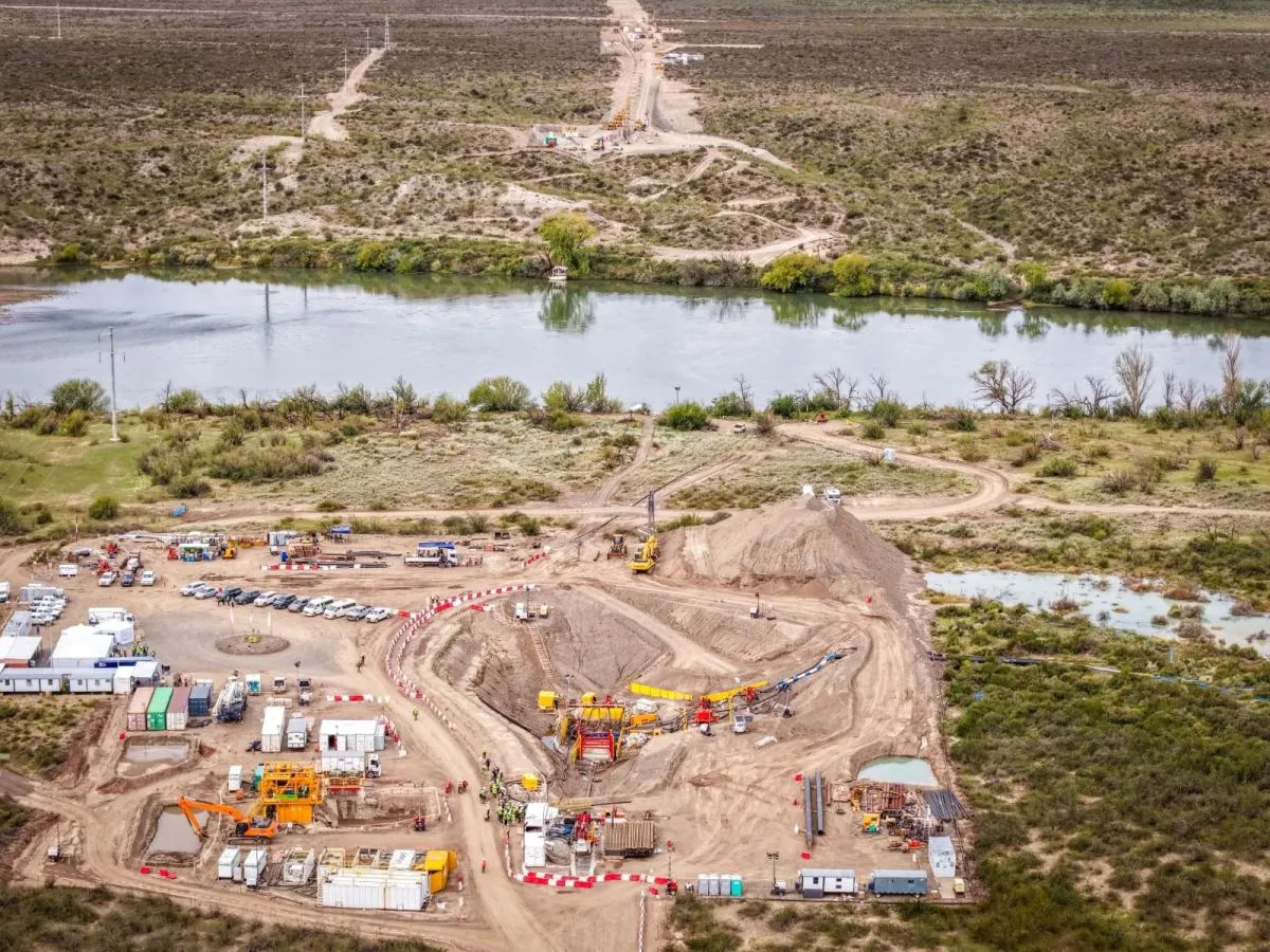 Terminó el tendido del oleoducto Vaca Muerta Oil Sur hasta Punta Colorada