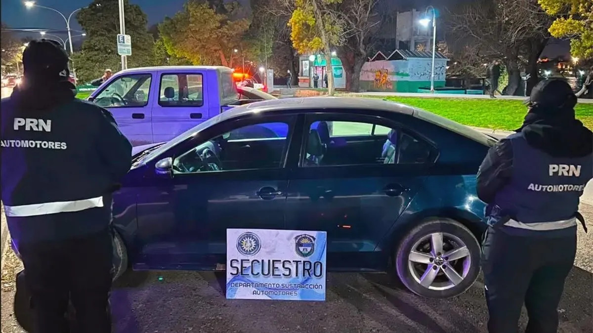 Encontraron otro auto "gemelo" en Viedma, estacionado en la costanera