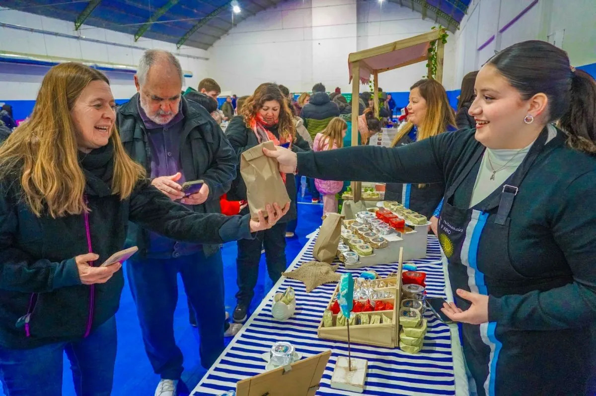 Pese a la lluvia, arrancó la Expo del Alfajor en Viedma con 18 productores