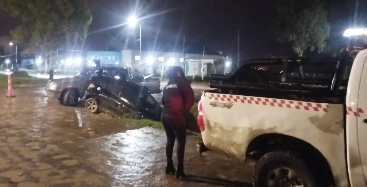 Un auto cayó en una alcantarilla en El Progreso y vecinos denunciaron el mal estado de las calles