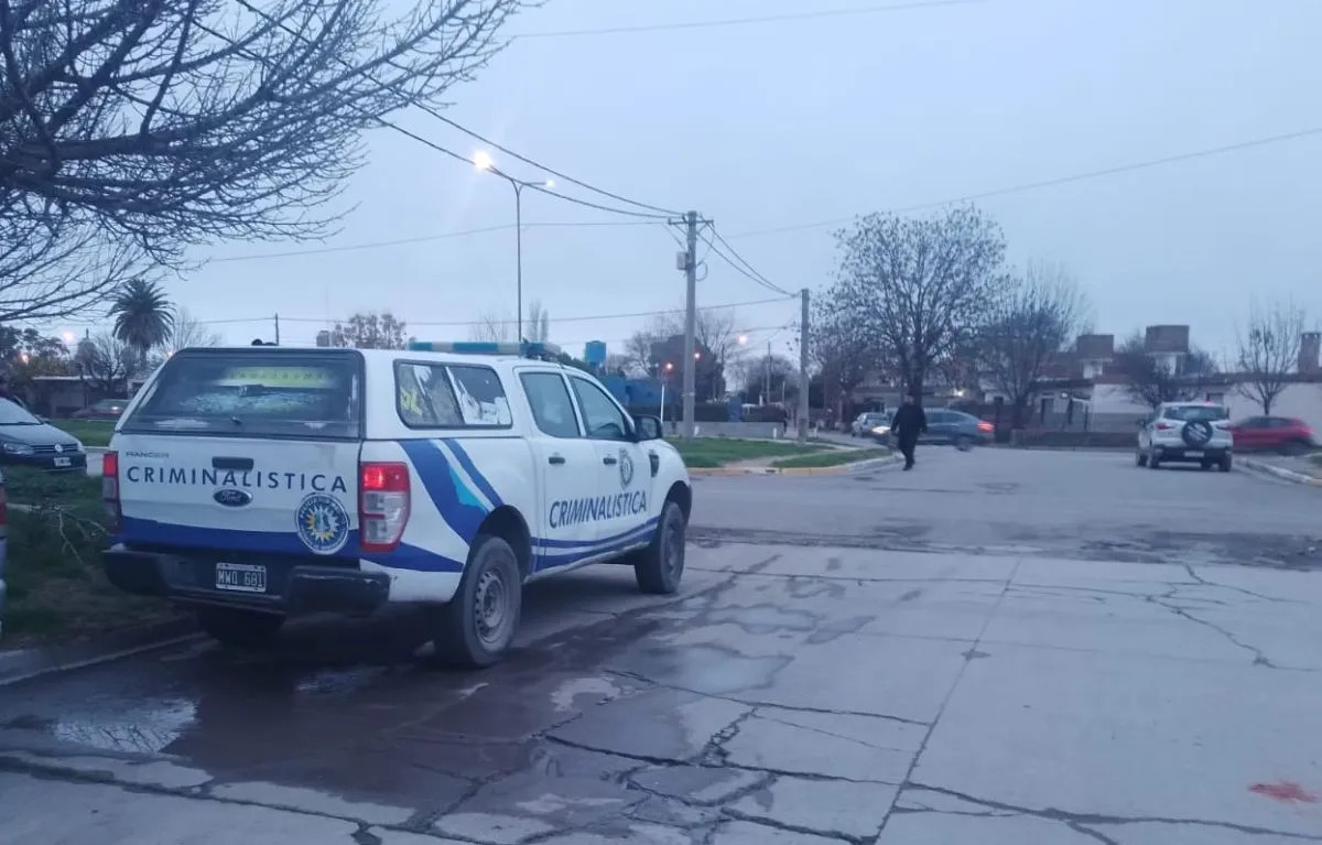 Chocó en moto contra una camioneta en Viedma y el casco evitó lesiones graves