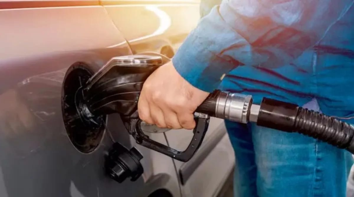 La venta de nafta cayó a su nivel más bajo desde 2023 mientras el impuesto al combustible se dispara