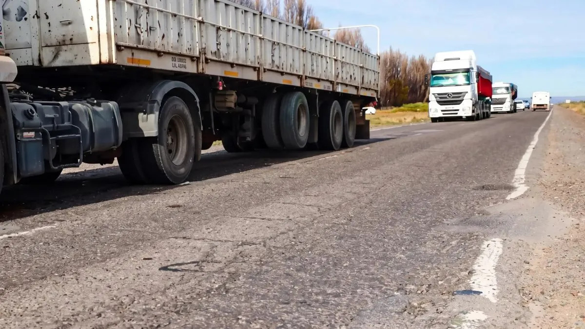 Ríos cruzó a Fullone por las críticas al estado de las rutas 22 y 151