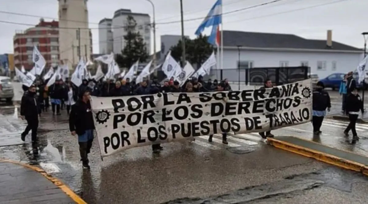 Ola de despidos en Tierra del Fuego y Mendoza tensiona a los gobernadores