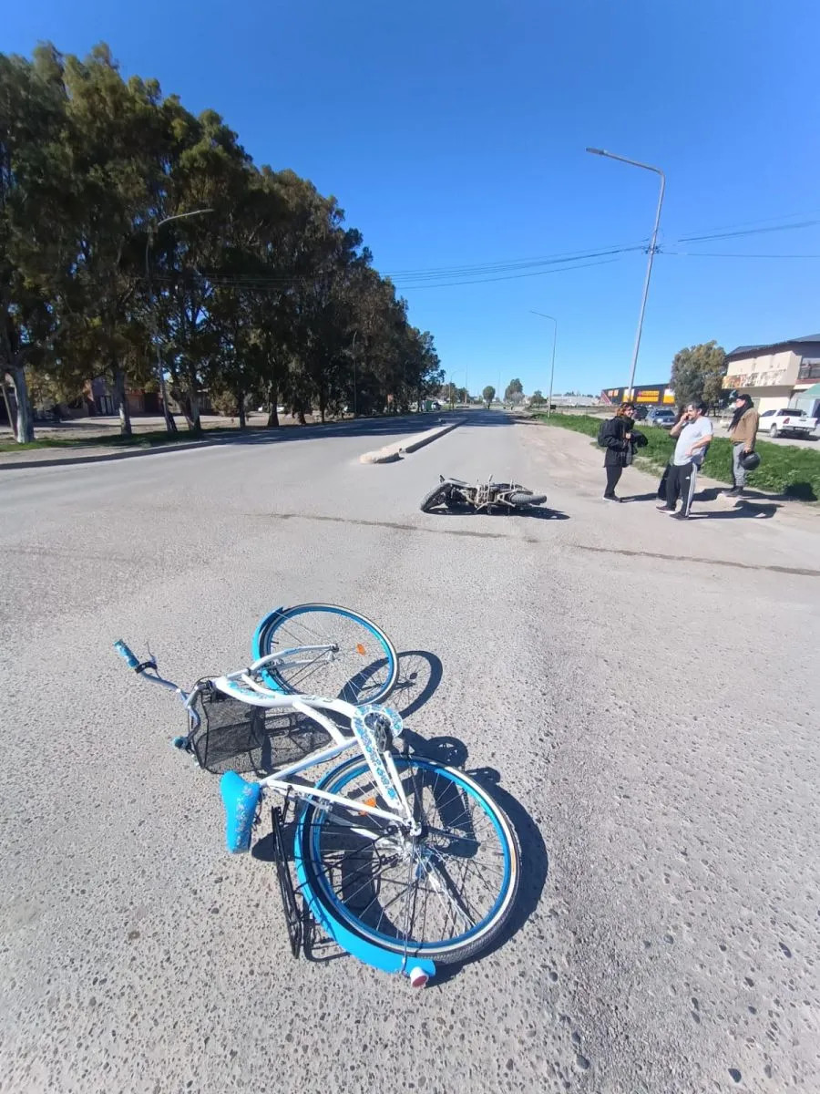 Choque entre moto y bicicleta en avenida Perón: una mujer terminó hospitalizada