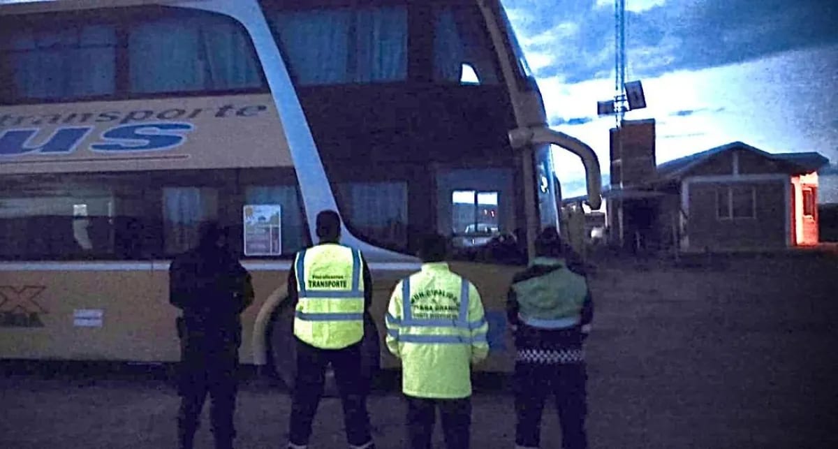 Secuestraron un colectivo trucho que llevaba 56 obreros de VMOS en Sierra Grande