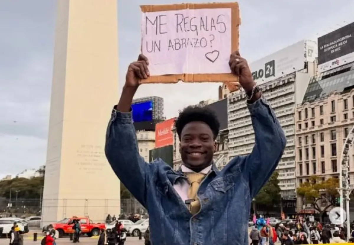 Un influencer pidió abrazos en el Obelisco y el video se viralizó