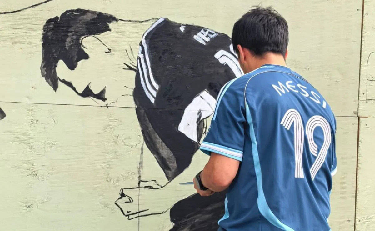 Dos hermanos viedmenses pintan un mural en homenaje a Messi