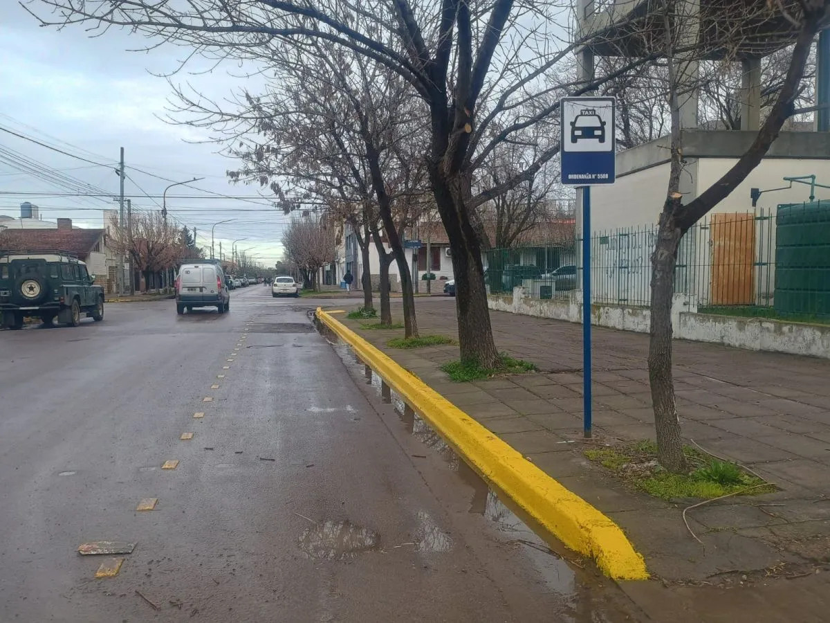 Se reubica la parada de taxis frente al Hospital Zatti para descongestionar la zona